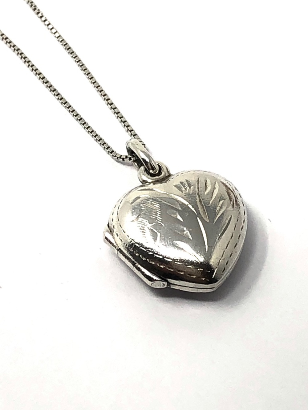 Vintage sterling silver 925 etched heart locket necklace